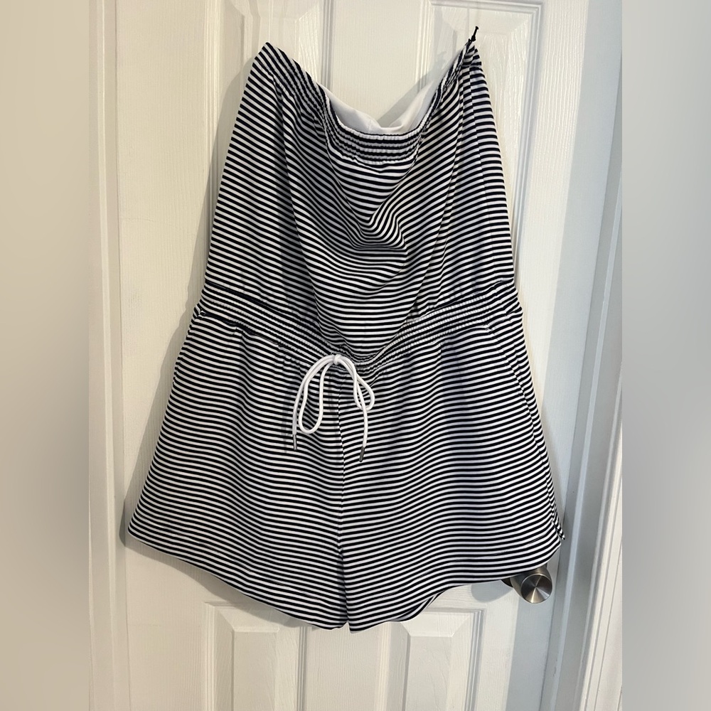 NWT Abercrombie YPB Navy and White Striped strapless romper- size large